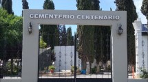 Imagen de Una madre y su hijo rompieron 40 nichos en el cementerio de Centenario