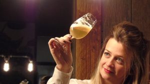 Sommelier de cerveza: esa es la profesión de esta joven que es la envidia de los millennials