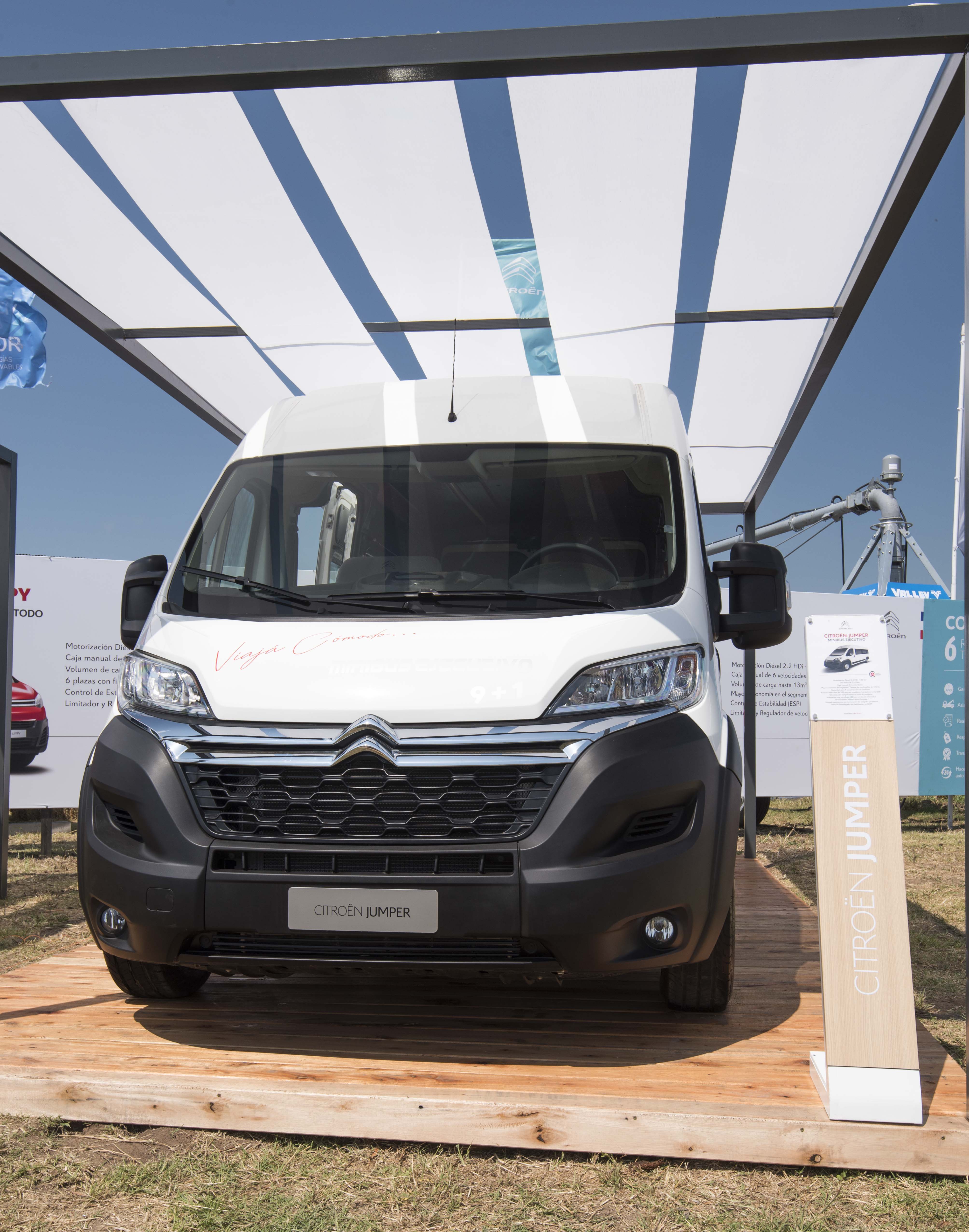 JumperMinibus, El nuevo Citroën Jumper Minibus tiene capacidad para que 17  personas viajen con sus asientos reclinados y conexión USB para que estén  conectados en todo