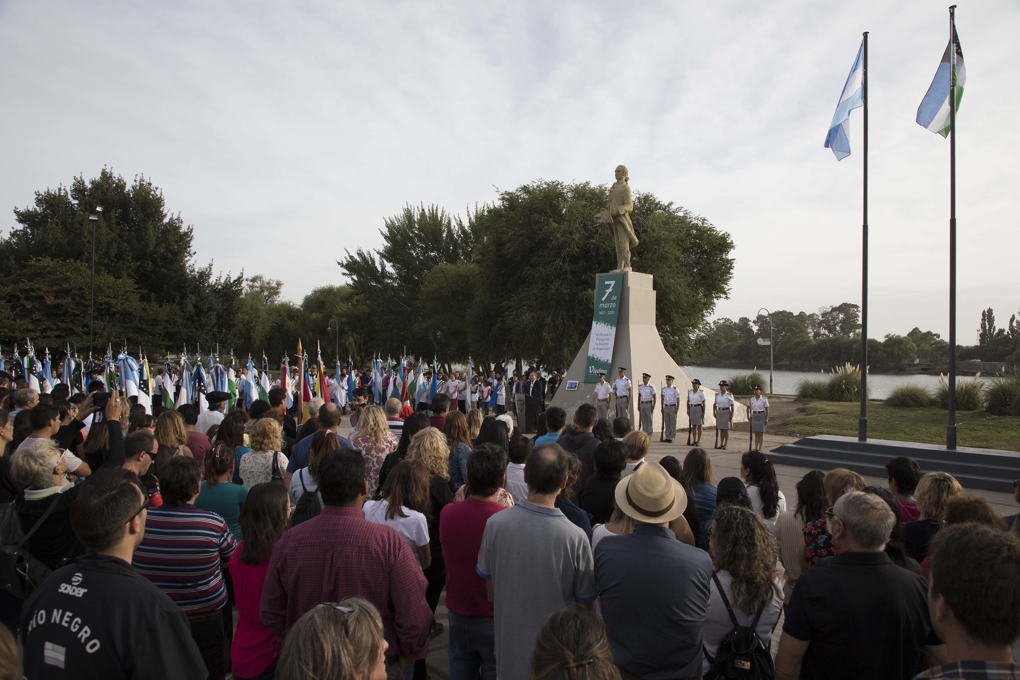 Viedma se sumó con una ceremonia en la Plazoleta del Fundador. Foto: gentileza gobierno de Río Negro.