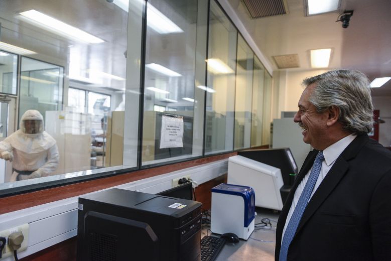 El presidente Alberto Fernández visitó hoy el Instituto Malbrán. Foto Télam. 