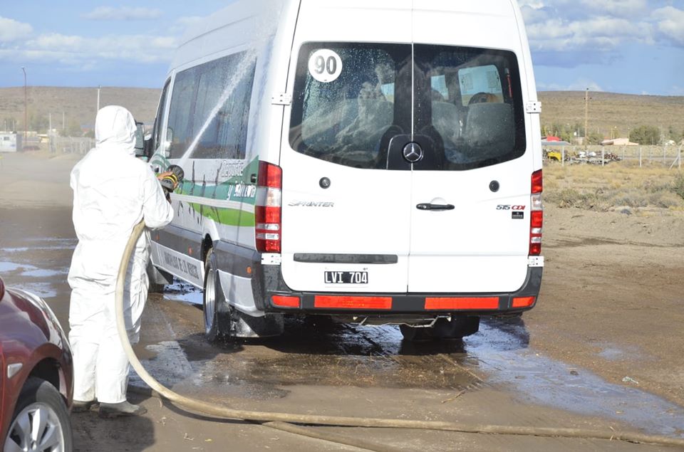 Al llegar a Los Menucos, el vehículo que transportó a los jóvenes fue desinfectado en el  Nodo de Cargas y Transporte para poder ingresar a la localidad. (Foto: municipalidad de Los Menucos)