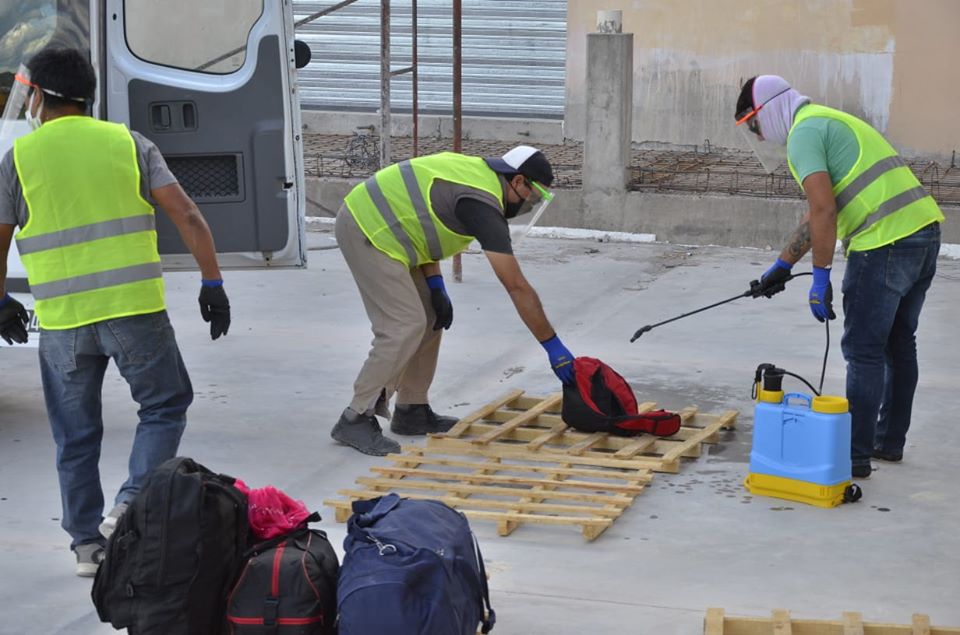 El equipaje de los jóvenes que llegaron a  Los Menucos, también fue desinfectado. (Foto: municipalidad de Los Menucos)