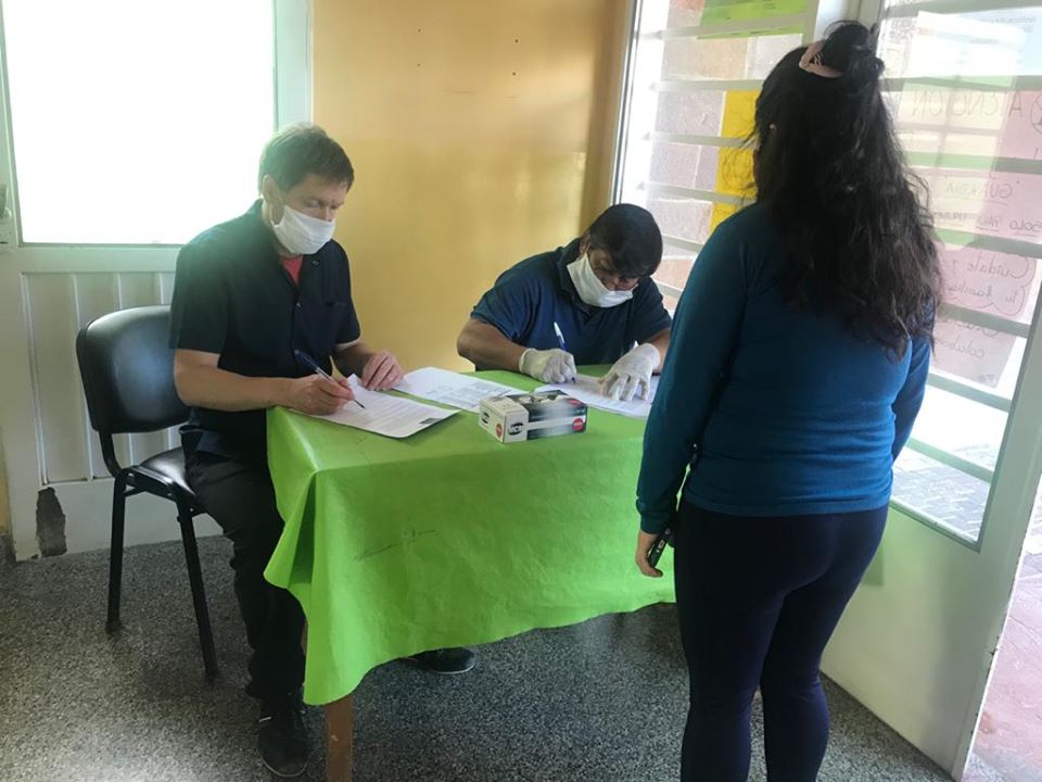 Antes de empezar a cumplir la cuarentena obligatoria en sus hogares, los jóvenes tuvieron que pasar por el hospital "Dr. Néstor Perrone" de Los Menucos para los exámenes médicos de rigor. (Foto: Municipalidad de Los Menucos).