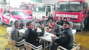 Los siete bomberos de Choele que hacen la cuarentena en el cuartel