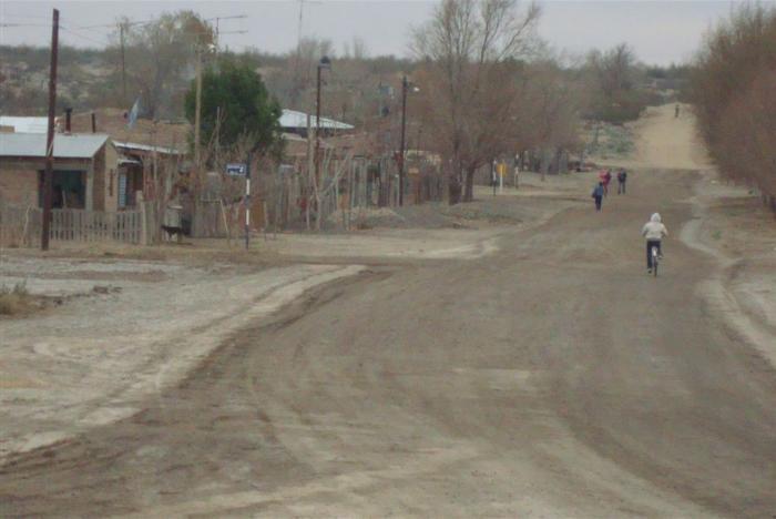El municipio de Chichinales cerrará una calle que comunica a un barrio con Villa Regina. (Foto Néstor Salas)