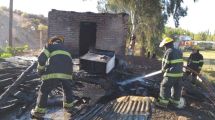 Imagen de Una pareja perdió todo por el incendio de su casa en Centenario