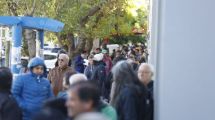 Imagen de Por las largas filas, los bancos abrirán sábado y domingo