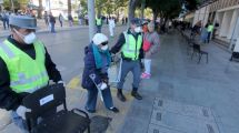 Imagen de En los bancos de Neuquén hay largas filas y no se respeta la distancia mínima