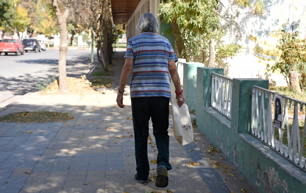 Hoy tienen habilitación para circular quienes tengan DNI terminado en 0 y en números pares.
(Archivo Florencia Salto).-