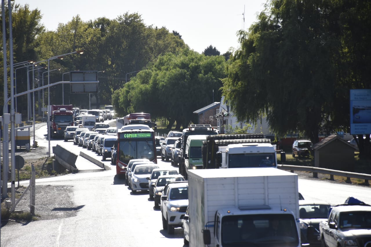 Pasar por el puente puede demorar 50 minutos por los controles. (Foto archivo: Florencia Salto)