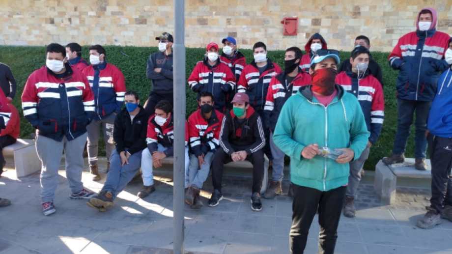 Los mineros aguardaron toda la tarde en la sede de la fiscalía. Foto: Yamil Regules 