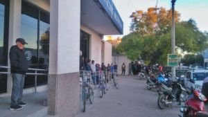 Viedma: largas colas en el regreso de la actividad bancaria