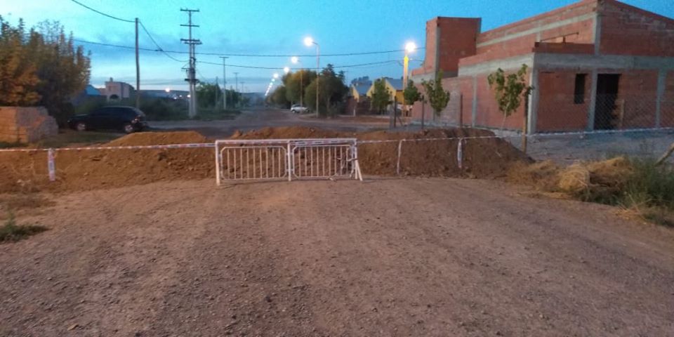 El municipio de Huergo nuevamente avanzó con el cierre de calles de acceso desde la ruta 22. (Foto gentileza)