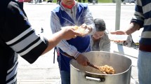 Imagen de Comida: el pedido que le harán mañana a Gutiérrez con ollas populares