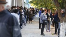 Imagen de En medio de un tenso clima por los colados, abrieron las puertas del banco en Roca