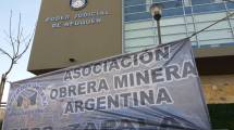 Imagen de Mineros de Andacollo pasan la noche encerrados en la entrada de la Ciudad Judicial