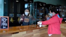 Imagen de Cafeterías y restaurantes vuelven a trabajar en Bariloche con el take away