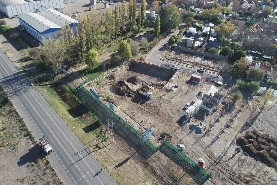 El terreno está ubicado en calle Ingeniero César Cipolletti.  