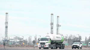 La producción petrolera cayó más de 62.000 barriles por día