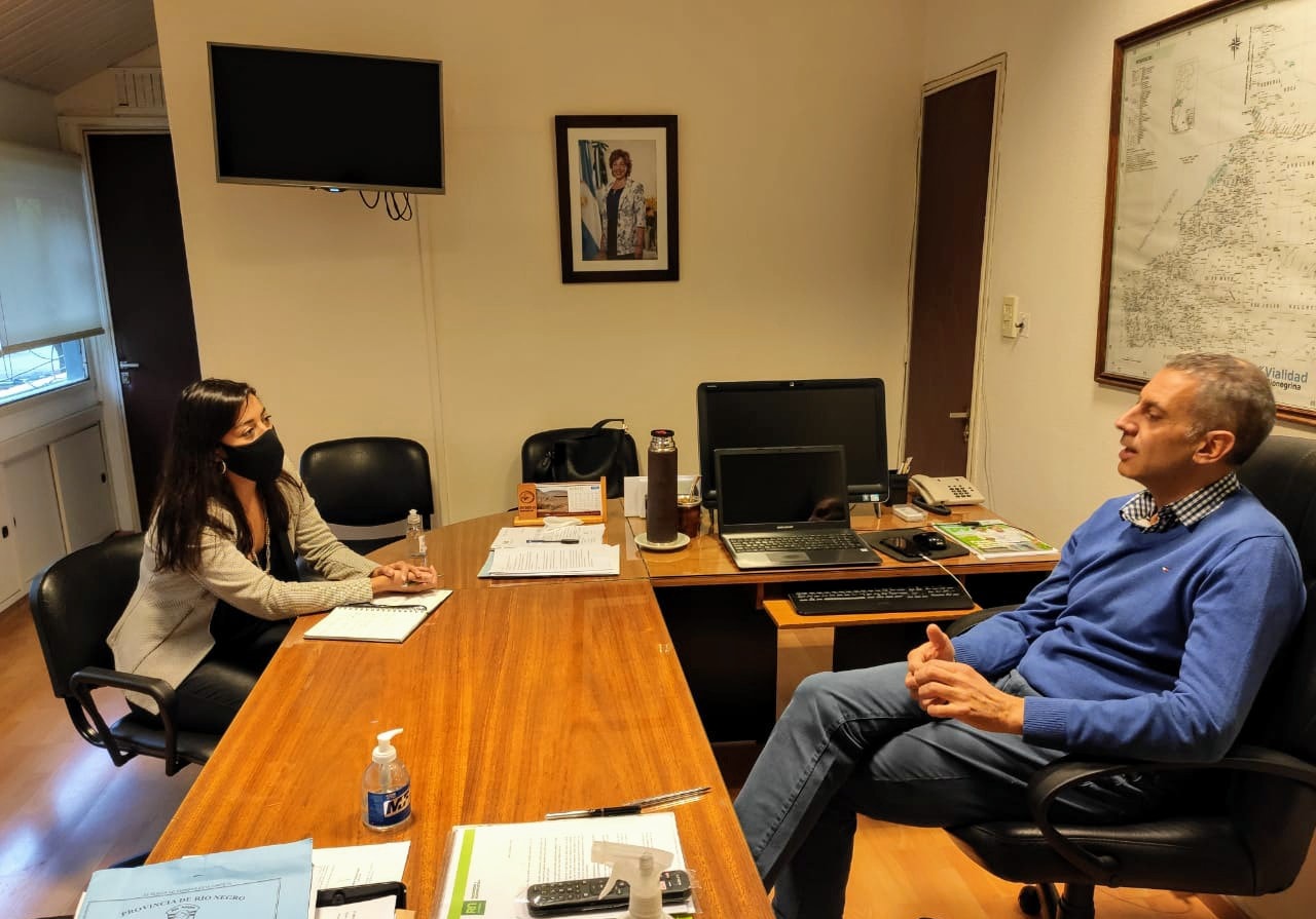 La intendenta de Valcheta, Yamila Direne, se reunió con el Ministro de Agroindustria de Río Negro, Carlos Banacloy (Foto: gentileza).