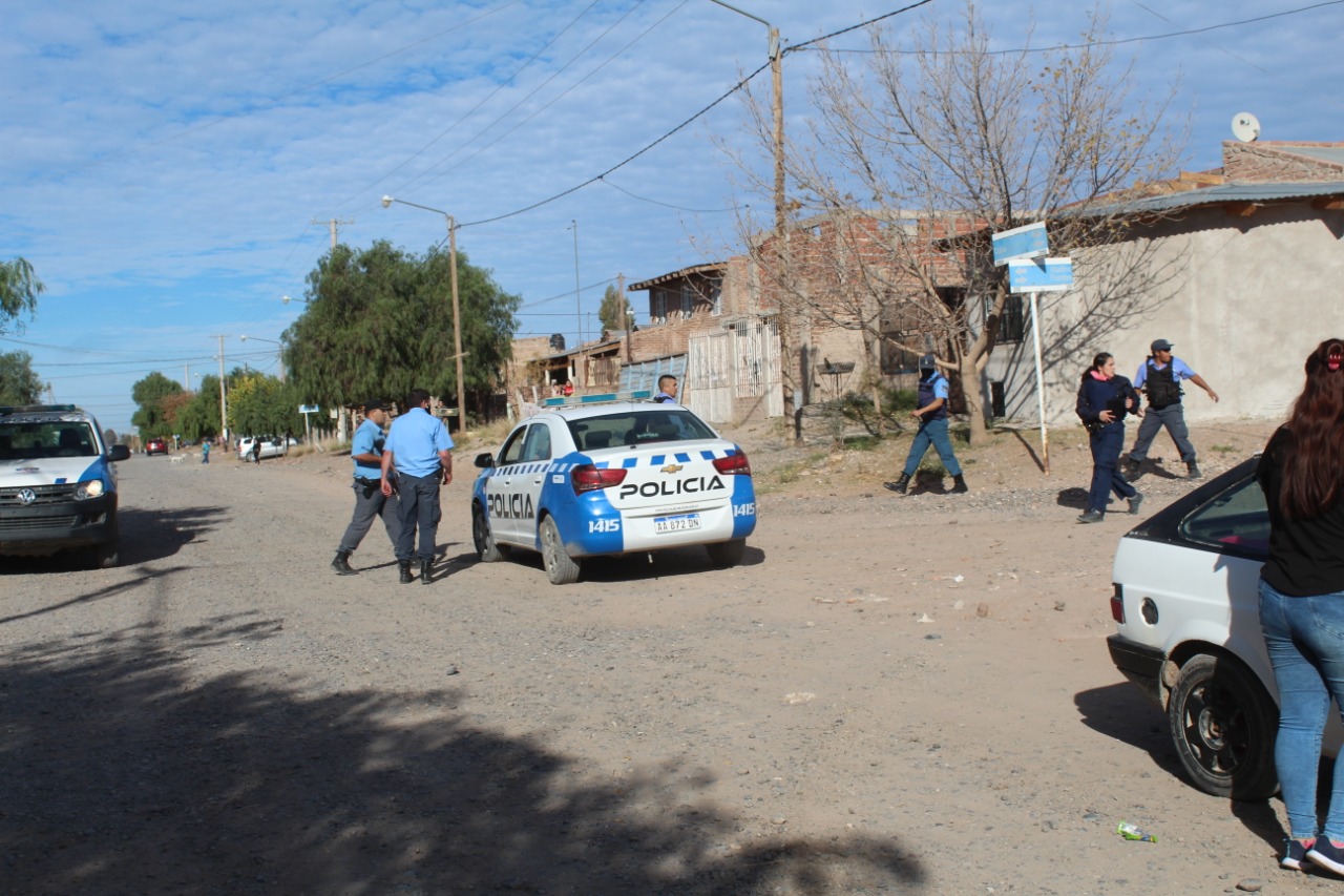 Durante las salidas recreativas en Centenario, se registró un altercado entre la policía y los vecinos del Barrio Vista Hermosa. (Foto: Gentileza Centenario Digital).