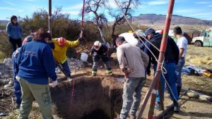 Se enredó con una soga y cayó de cabeza a un pozo de 7 metros en Junín