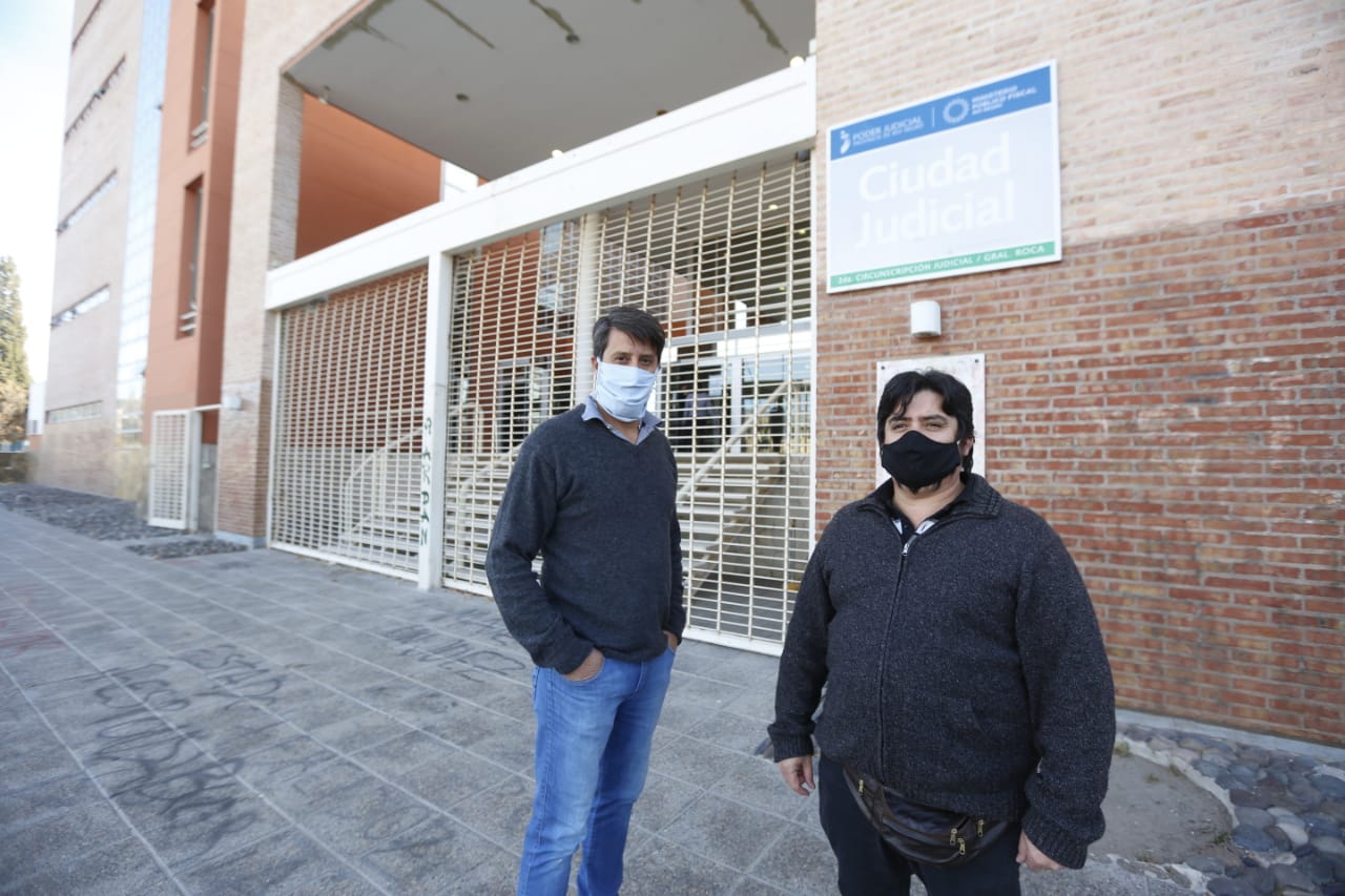 Los referentes judiciales no pudieron acceder al edificio de calle San Luis, en Roca. (foto: Juan Thomes)