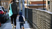 Imagen de Autorizan a niños y niñas de hasta 12 años a hacer compras junto a uno de sus padres