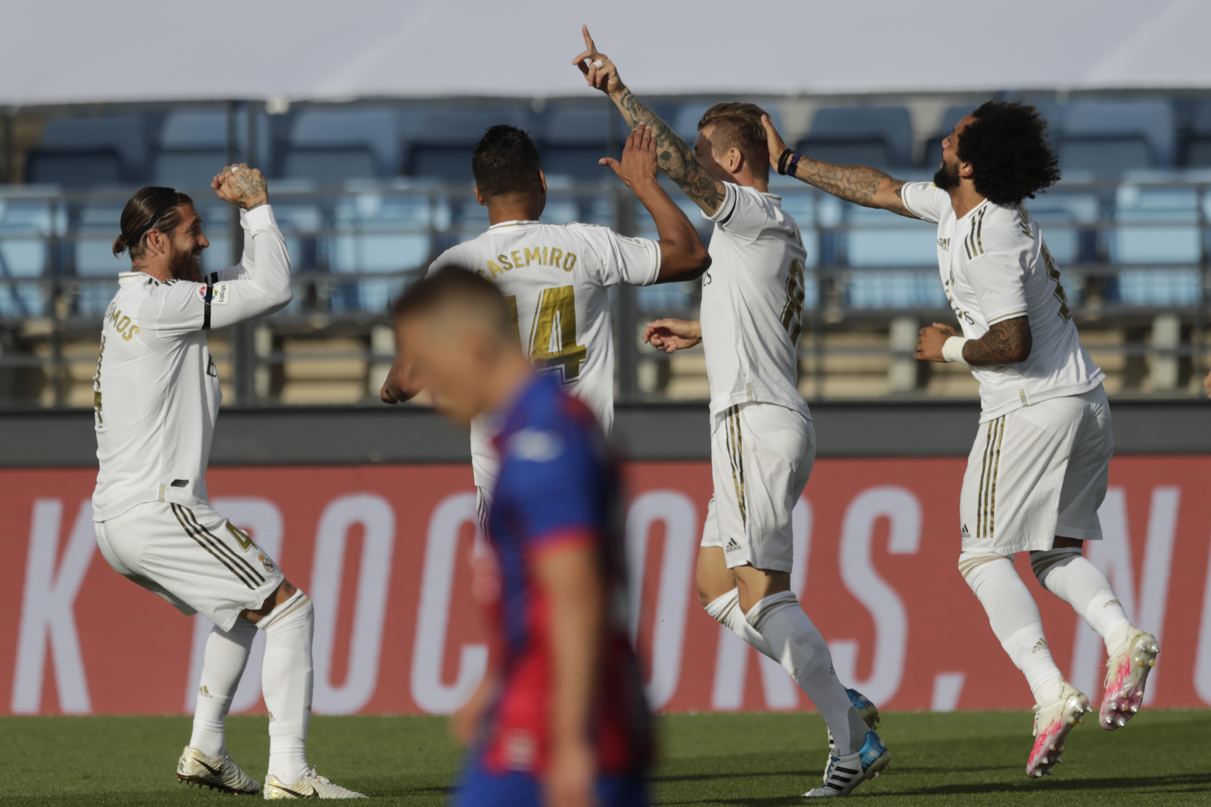 Toni Kroos celebra el primer gol de su equipo ante el Eibar, en el estadio Alfredo Di Stefano. (AP Photo/Bernat Armangue)