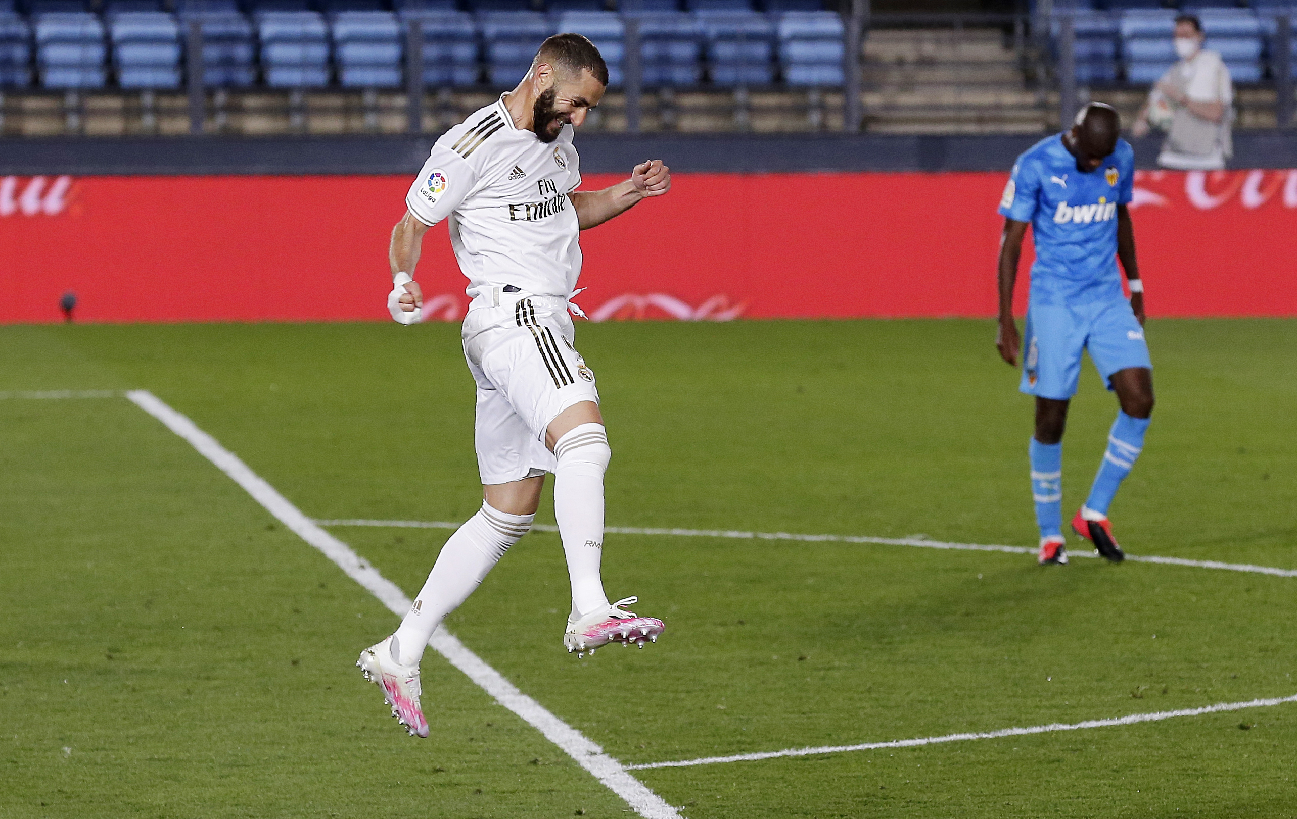 El francés Karim Benzema marcó dos goles en la victoria blanca sobre el Valencia. (AP Photo/Manu Fernandez)