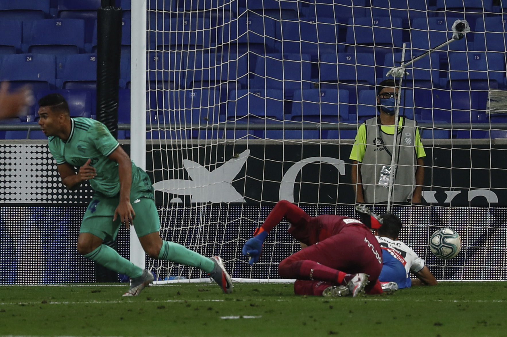 Casemiro anotó el único gol con que el Real Madrid ganó en Cataluña. (AP Photo/Joan Monfort)