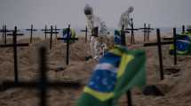 Imagen de Impactante protesta contra Bolsonaro en Río: cavaron fosas en la playa de Copacabana