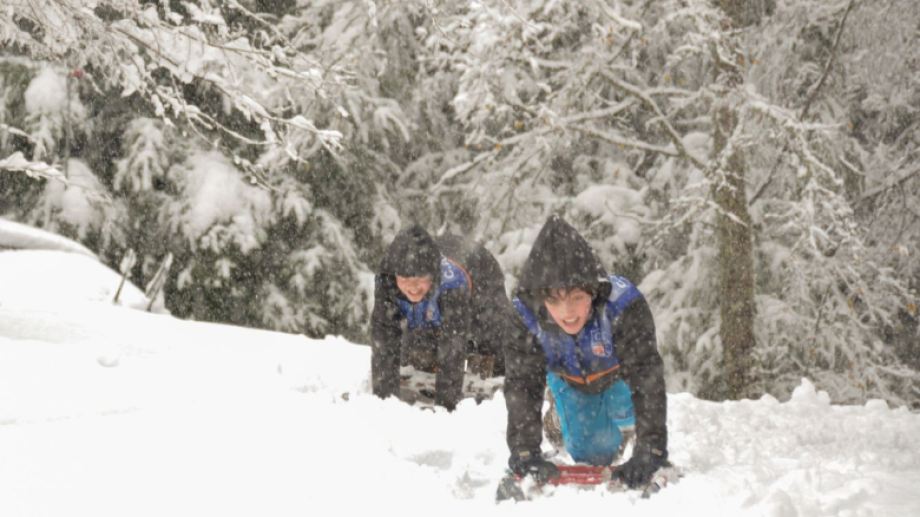 Los Chicos Se Divierten En El Bosque Nevado De San Martin De Los Andes