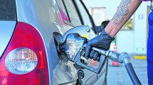 Imagen de Aseguran que hay un atraso del 13,6% en los impuestos a los combustibles