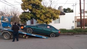 Más de 30 autos abandonados fueron retirados de la vía pública en Viedma