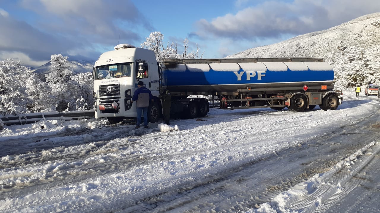 Los camiones fueron sorprendidos por una nevada importante en la ruta nacional 40 entre Bariloche y El Bolsón. Foto Gentileza Vialidad Nacional