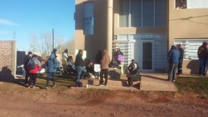 Nueva protesta de desocupados en Añelo: se encadenaron en el Municipio