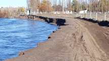 Imagen de Clausuraron una calle de Plottier por la crecida del río Limay