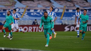 El Madrid ganó con polémica y se sube a lo más alto de la Liga