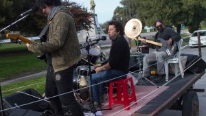 Artistas solidarios recorrieron las calles de Viedma