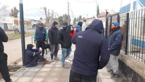 El parate petrolero repercutió en Rincón: desocupados de Uocra piden ayuda