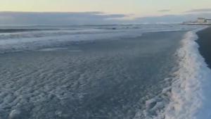 Frío polar en Tierra del Fuego: se congeló la orilla del mar y hay «olas de hielo» en el Beagle