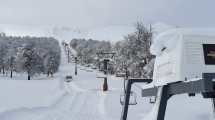 Imagen de Chapelco: mirá el descenso en moto de nieve de los pisteros que preparan el cerro