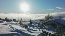 Imagen de Aislados por un metro de nieve acumulada piden asistencia en la Línea Sur