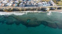 Imagen de El increíble color de la costa de Las Grutas desde un drone