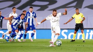 Real Madrid le ganó a Alavés con otro gol de penal y mantiene la ventaja