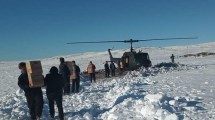 Imagen de Con un helicóptero y motos de nieve asisten a pobladores aislados en la Región Sur