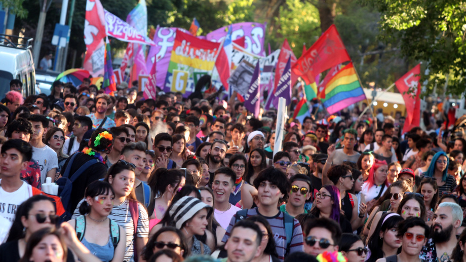 Una de las tanta marchas multitudinarias por el Día del Orgullo en Neuquén, antes de la pandemia. Foto: archivo Oscar Livera.-
