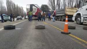 Corte de rutas en Junín por contratistas que reclaman pagos a CN Sapag